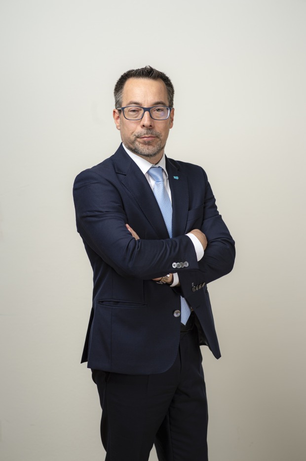 Der Clubobmann der Kärntner ÖVP, Markus Malle, der in einem Anzug und mit verschränkten Armen vor einem neutralen Hintergrund steht