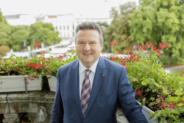 Wiens Bürgermeister am Balkon des Rathauses| Credits: Alexander Felten