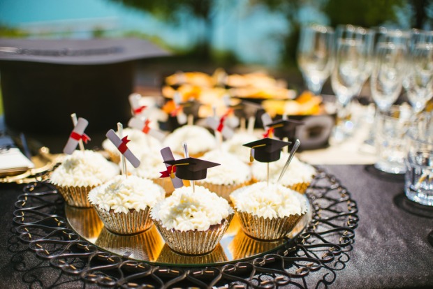Muffins mit dekorativen Mini-Sponsions-Käppchen | Credit: iStock.com/Emiliya Lambeva