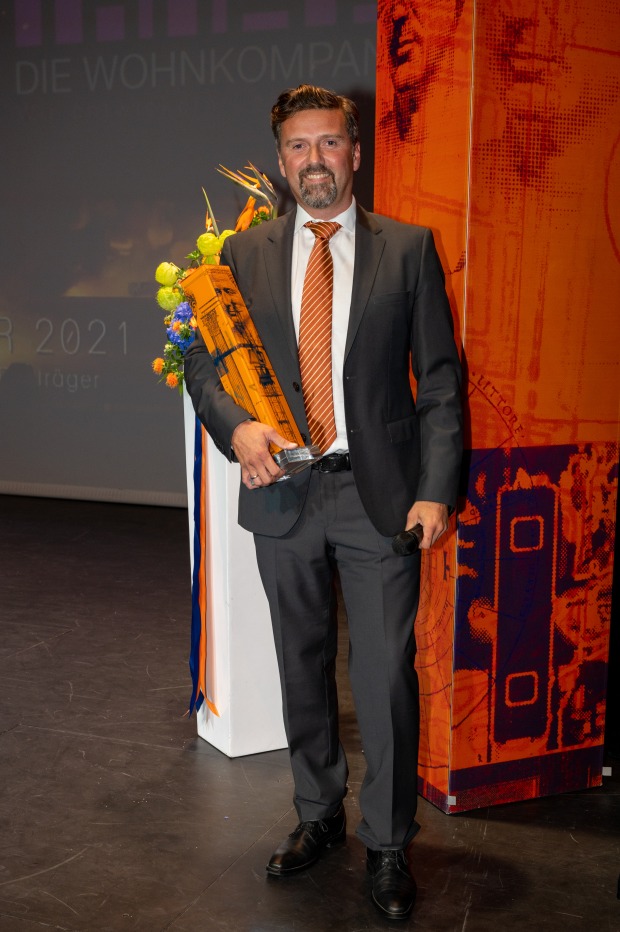 Cäsar-Sieger mit Trophäe und Blumen_1 | Credit: Helmut Tremmel/epmedia Werbeagentur
