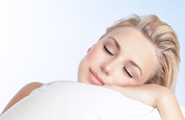 Frau hält Schönheitsschlaf | Credit: iStock.com/Anna_Om