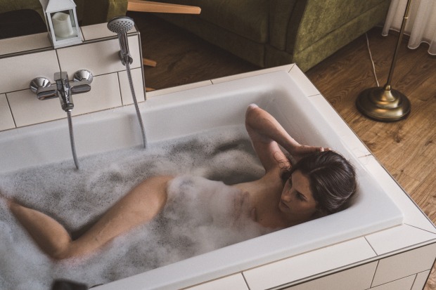 Frau liegt in einer Wanne