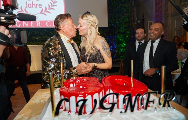 Richard Lugner und seine Verlobte mit einem Kuchen