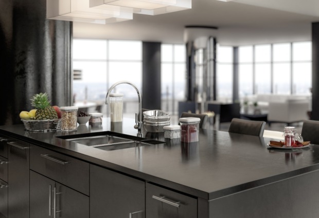In Schwarz gehaltene Penthouse-Küche | Credit: iStock.com/Marc_Osborne