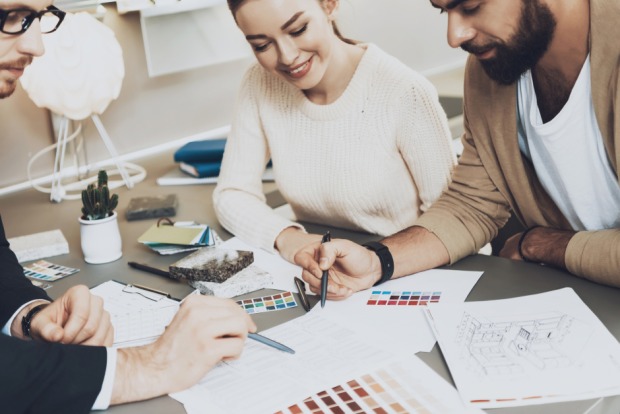 Paar bei der Planung ihrer Wunschküche mit dem Einkaufsberater | Credit: iStock.com/T Turovska