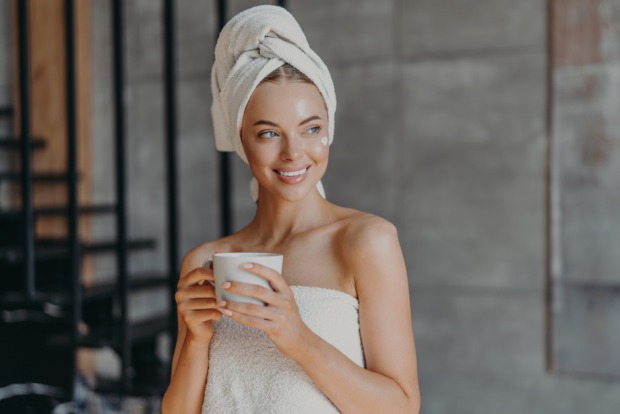 Frau genießt nach einem entspannenden Bad eine Tasse Tee | Credit: iStock.com/Viorel Kurnosov