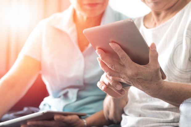 Pflegegeld berechnen | Credit: iStock.com/Pornpak Khunatorn