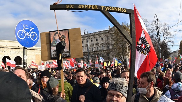 Demonstranten brachten einen Miniatur-Galgen zur Kundgebung