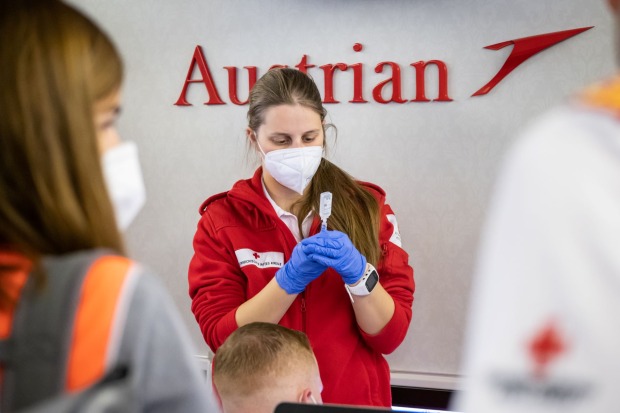 Rotes Kreuz Mitarbeitern mit Impfstoff | Credit: Austrian Airlines