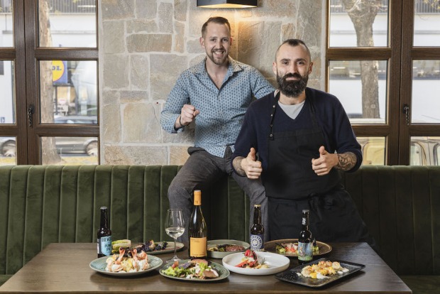 Am Tisch im neuen Steakrestaurant „Domi &amp; Co´s“ | Credit: Daniel Schaler