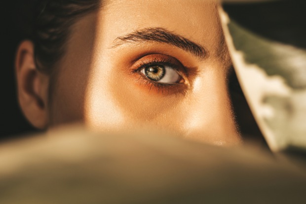 Frau mit intensivgrgünen Augen | Credit: iStock.coM/SiberianBeauty