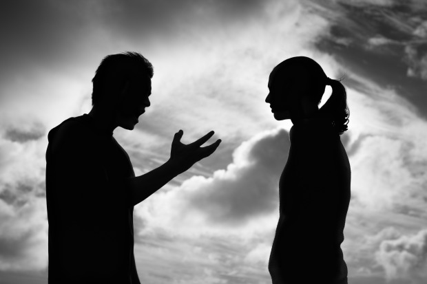 Mann schreit mit seiner Partnerin