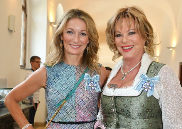 Porträt, Fitz im Dirndl, Gruber im Etuikleid