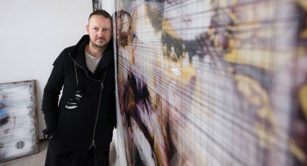 Jürgen Norbert Fux lehnt sich an sein Bild | Credit: Bergauer Joachim