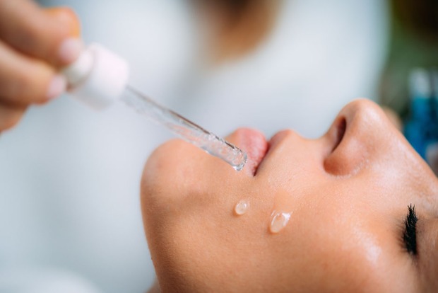 Frau bei einer Hyaluron-Behandlung | Credit: iStock.com/microgen