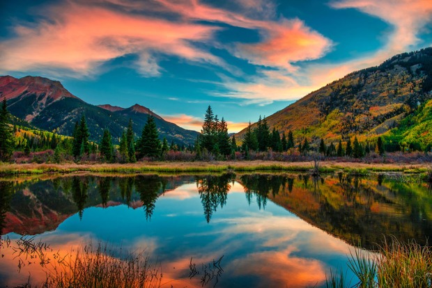 Blick auf einen See und Berge bei Sonnenuntergang | Credit: iStock.com/Jeffengeloutdoors.com