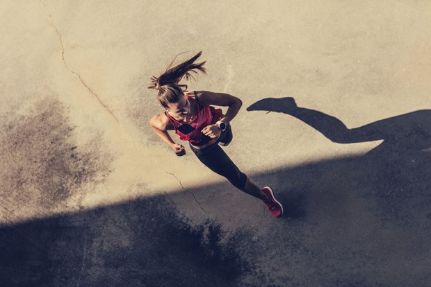 Junge Frau bei ihrem Trainingslauf | Credit: iStock.com/Primoz_Korosec