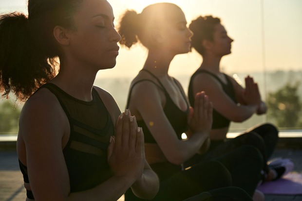 Drei junge Frauen beim Yoga-Training | Credit: iStock.com/insta_photos