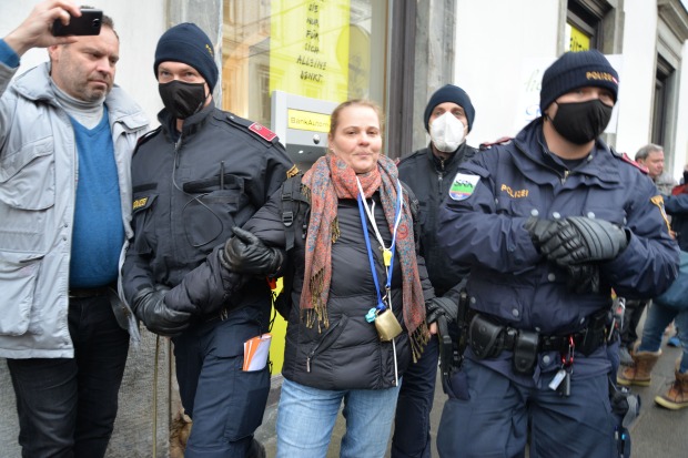 Ehemalige Ärztin bei Corona-Demo festgenommen