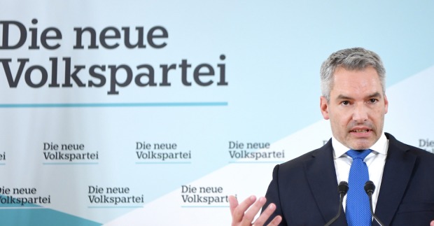 Nehammer vor ÖVP Logos