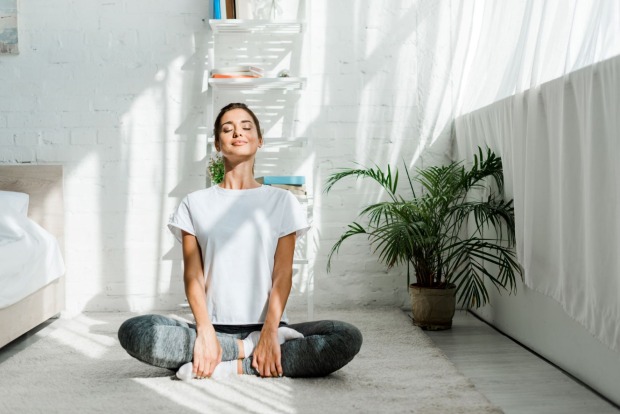Frau macht Yoga | Credit: iStock.com/LightFieldStudios