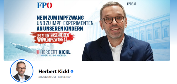 Ein Screenshot von Herbert Kickls Facebook Seite. Das Profilbild des Politiker, darüber sein neues Anzeigebild. Darauf zu sehen ein Portrait von Herbert Kickl und ein Schriftzug:"Nein zum Impfzwang und zu Impf-Experimenten an unseren Kindern. Jetzt unterschreiben www.impfzwang.at. Hebert Kickl. Anders als die anderen". Im linken unteren Bildrand sind eine Frau und ein Kind in den Hintergrund montiert. Die Frau streckt die Arme aus. Die Geste sieht aus wie der Hitlergruß.
