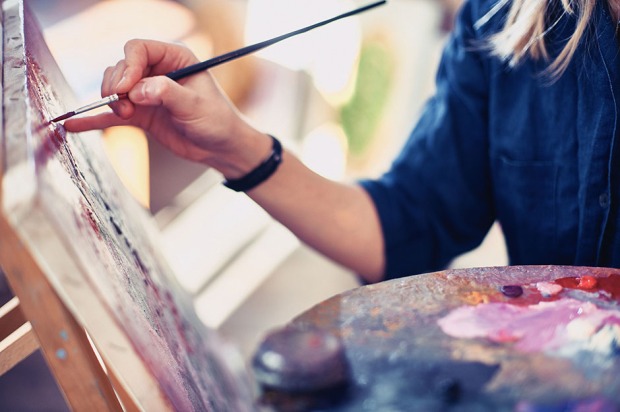 Junge Frau malt ein Bild | Credit: iStock.com/sandsun