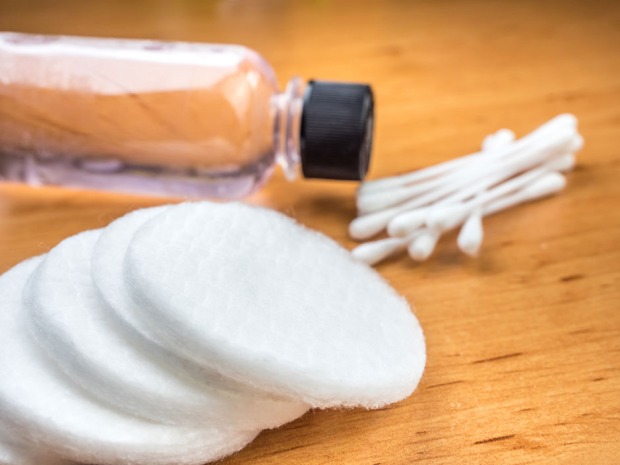 Ein Fläschen Wasserstoffperoxid samt Ohrenstäbchen und Wattestäbchen | Credit: iStock.com/Animaflora