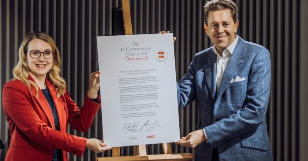 Die Ministerin und der Funktionär halten eine Tafel