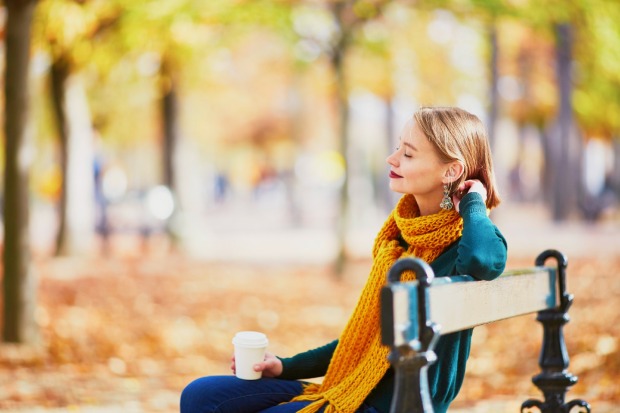Frau sitzt auf Bank im Sonnenlicht | Credit: iStock.com/encrier