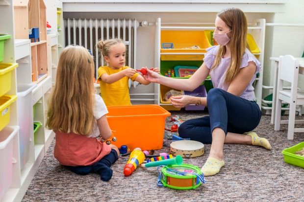 Pädagogen arbeiten tagtäglich mit den Kids | Credit: iStock.com/AndreaObzerova