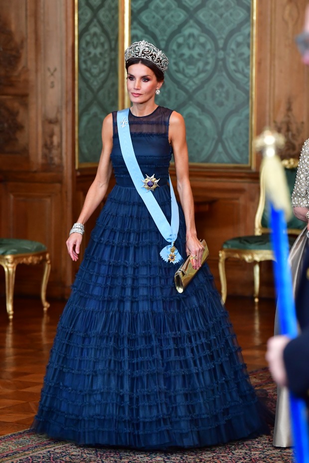Letizia in einem dunkelblauen Kleid
