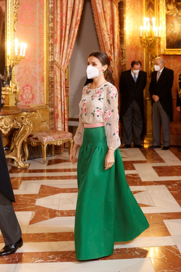 Letizia in einem Vintage-Ensemble