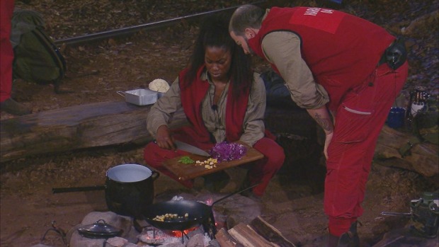 Linda Nobat beim Kochen I Credit: RTL