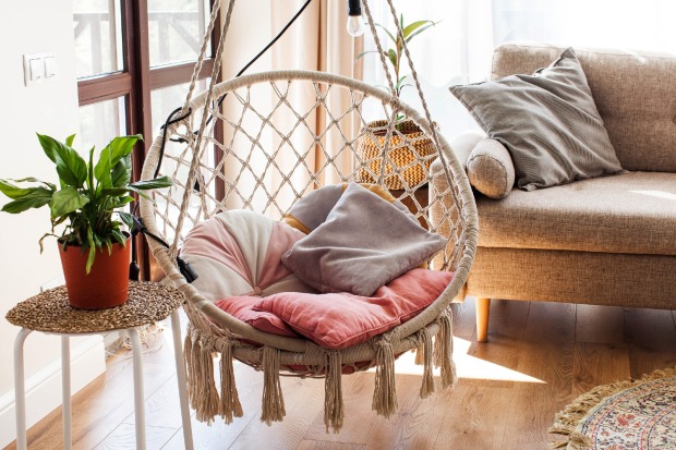 Hängesessel im Wohnzimmer | Credit: iStock.com/Victoria Popova