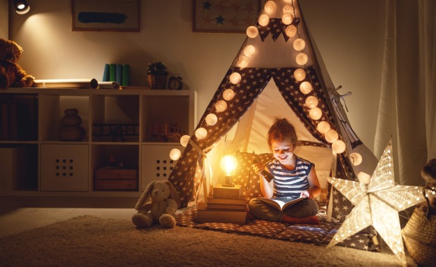 Kind liest im Zelt im Kinderzimmer | Credit: iStock.com/evgenyatamanenko