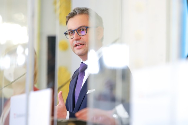 Porträt am PK Rednerpult in der Hofburg