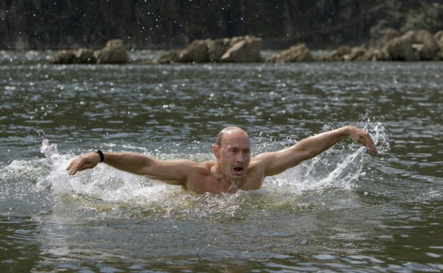 Porträt beim Schwimmen im Delfinstil
