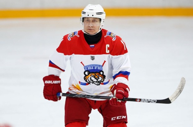 Putin in voller Eishockeymontur am Eis