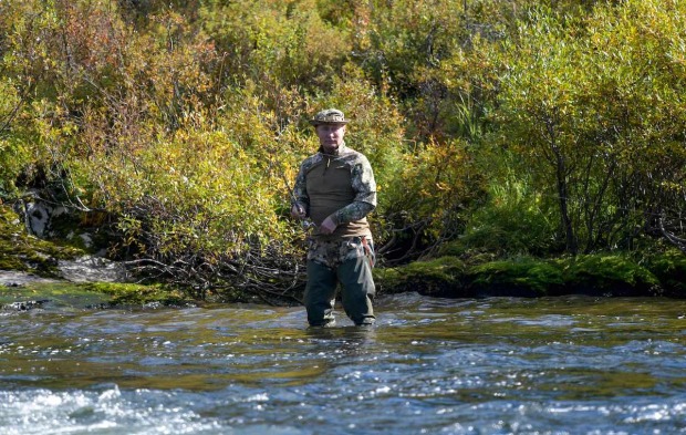 Putin steht in Anglermontur im Fluss