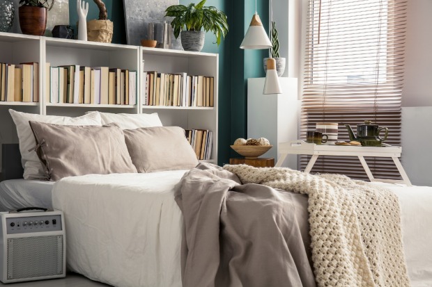 Bücherwand im Schlafzimmer | Credit: iStock.com/evgenyatamanenko