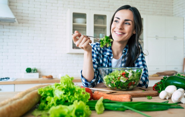 Frau isst Salat | Credit: iStock.com/Povozniuk