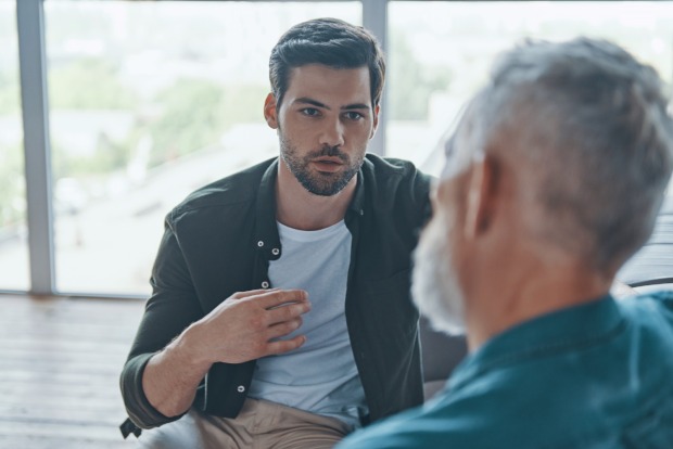Mann spricht mit Therapeuten | Credit: iStock.com/g-stockstudio
