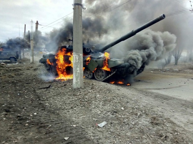 Brennender Panzer im Ukraine-Krieg | Credit: SWNS / Action Press / picturedesk.com