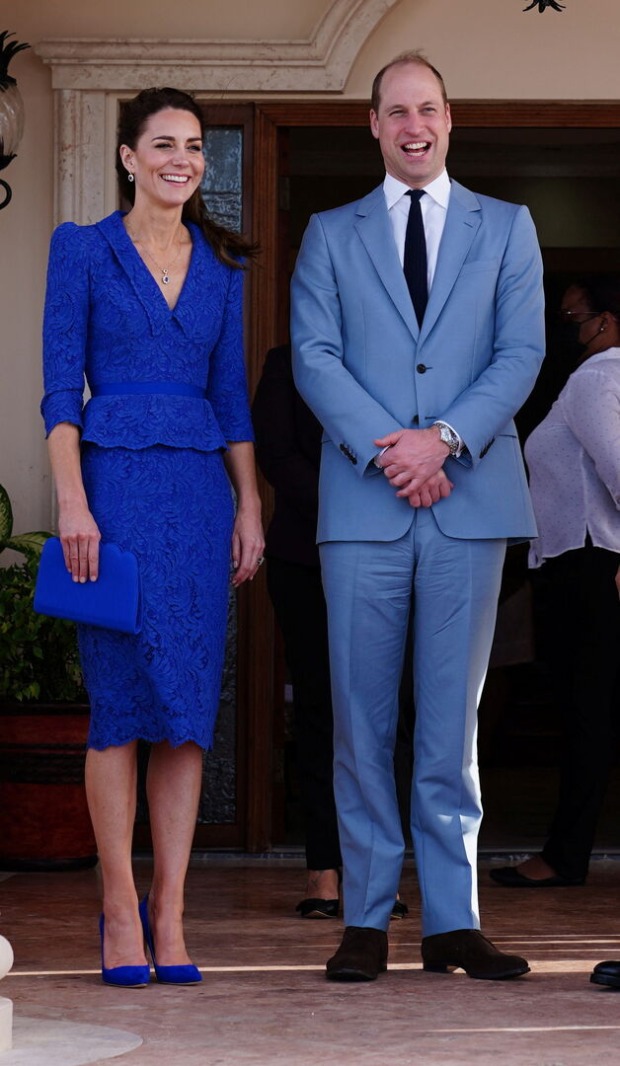 Kate in einem blauen Kostüm