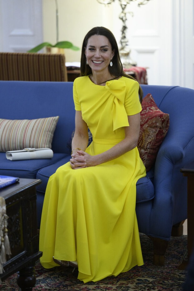 Kate in einer gelben Robe