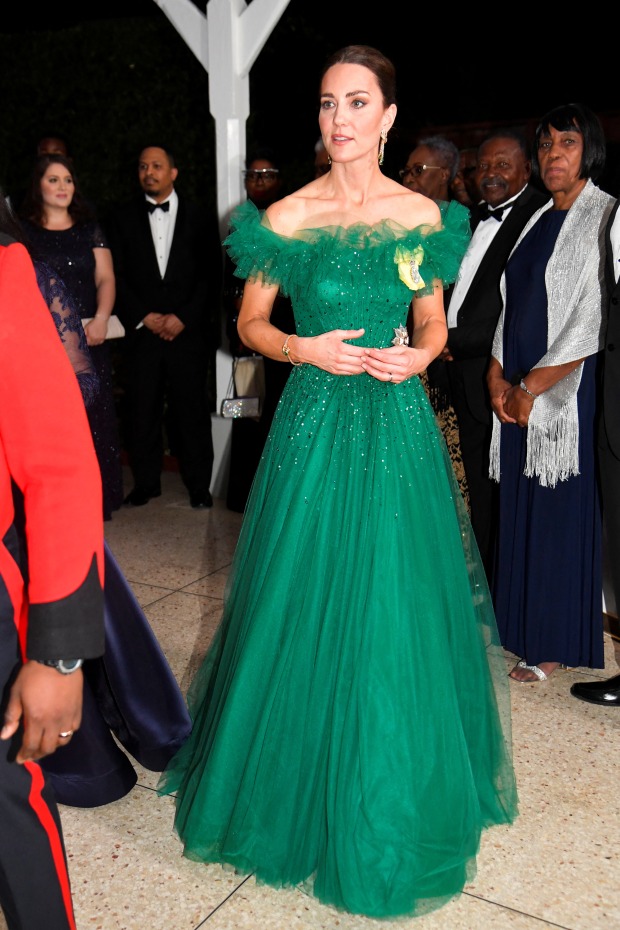 Kate in einer grünen Robe in Jamaica
