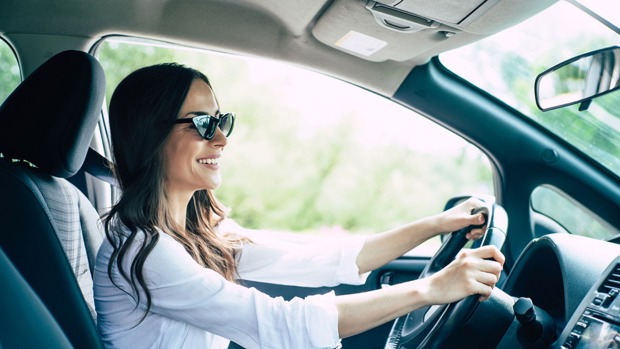 Junge Frau mit Sonnenbrille hinterm Steuer | Credit: iStock.com/Povozniuk
