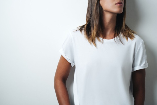 Junge Frau in klassischem weißen T-Shirt | Credit: iStock.com/littlehenrabi