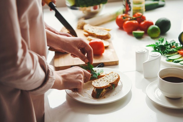 Junge Frau beim Zubereiten gesunder Snacks | Credit: iStock.com/Strelciuc Dumitru